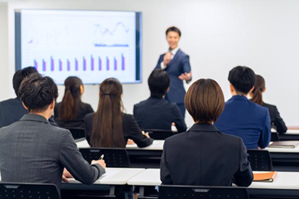研修商品 明日を築く夢（ビジョン）と人、環境、社会、地球を大切にする心を もつビジネスパースン=「夢・心」人材の育成です 株式会社アスカム